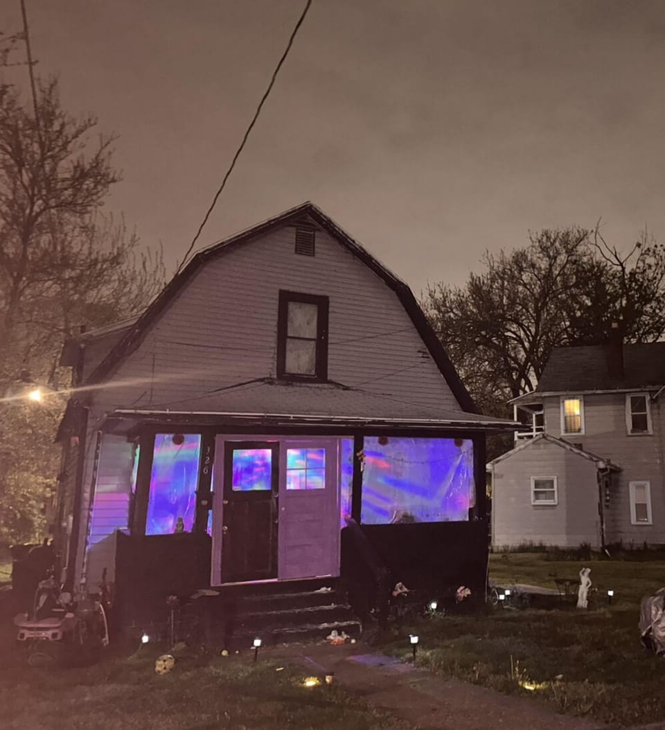 Park on street , backyard or side 