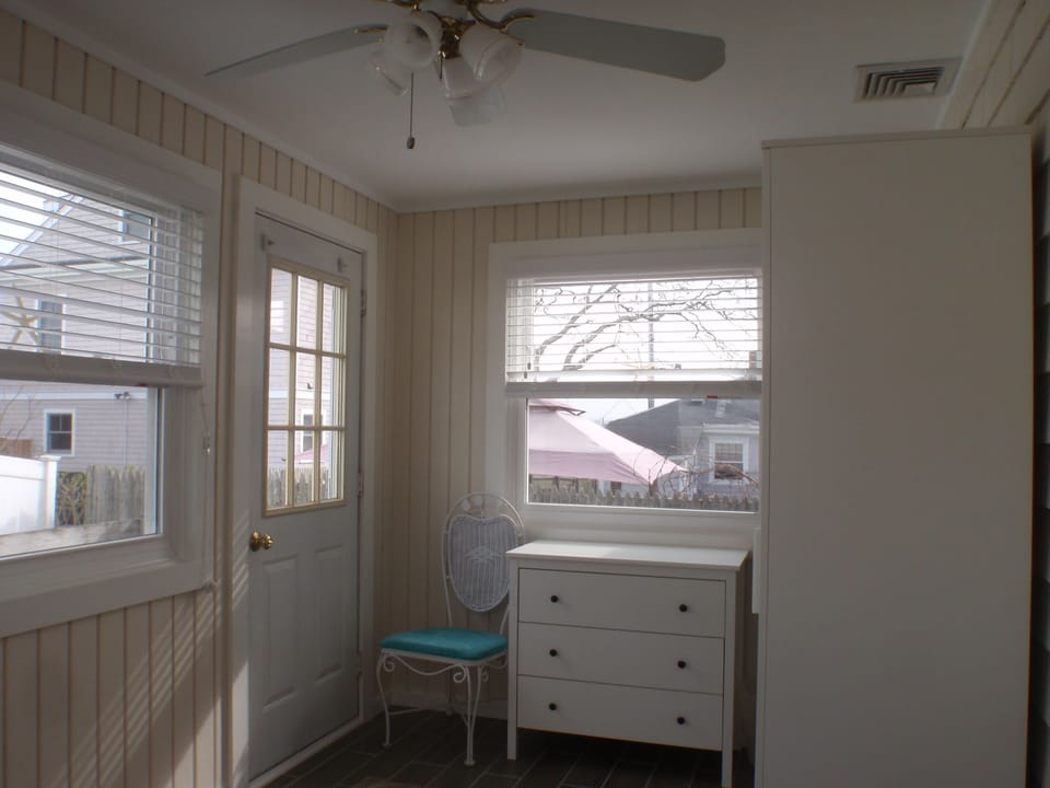 Bedroom with day/king bed