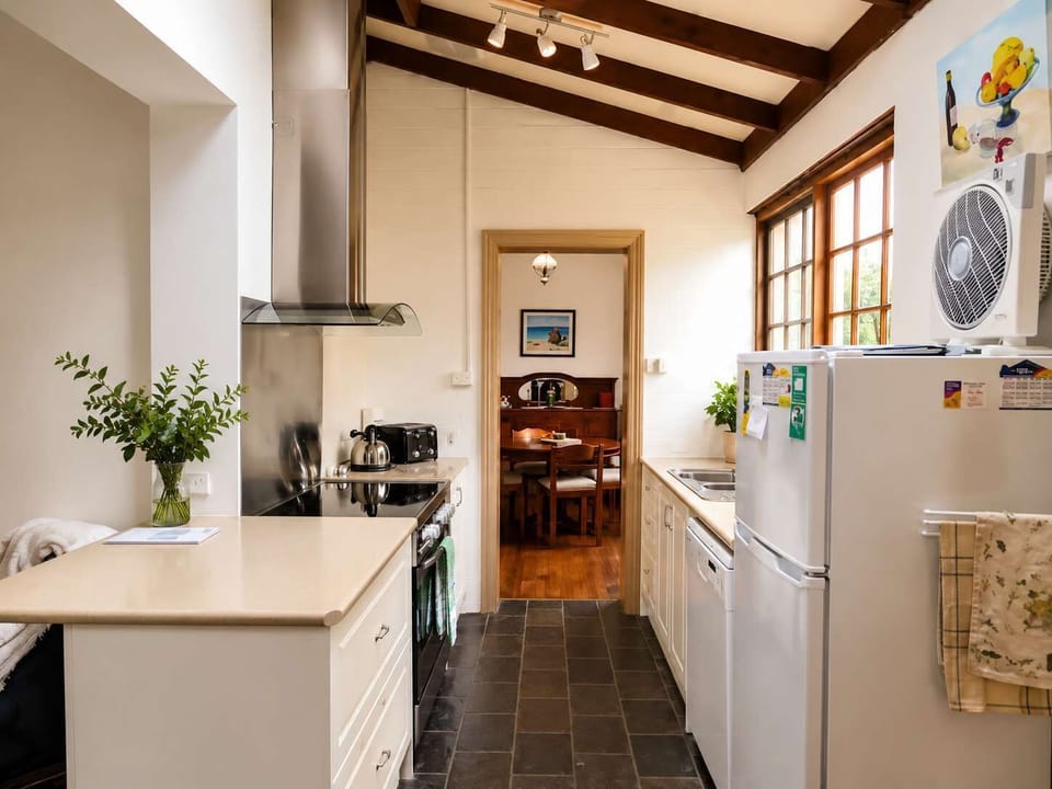 Caterina 31/07/22 Great house! Loved the charming period features and the fantastic central heating! Located close to restaurants, pubs and cafes… we had a great dinner at the pub across the road! Thanks Lisa and Andrew for a really enjoyable stay