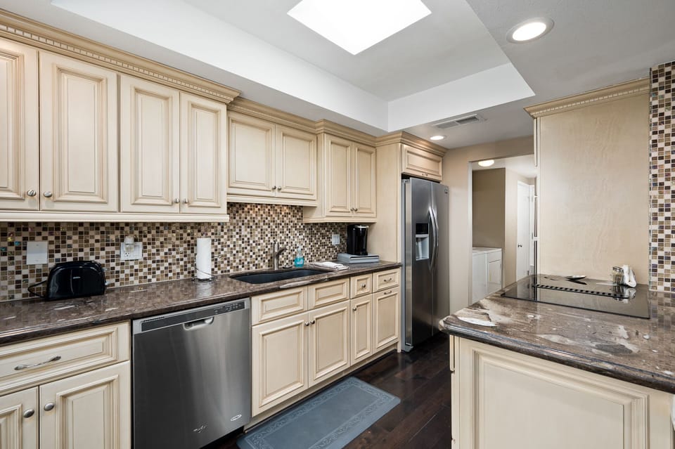 Full Kitchen with double oven