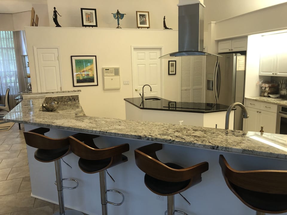 Breakfast Bar to seat (4)