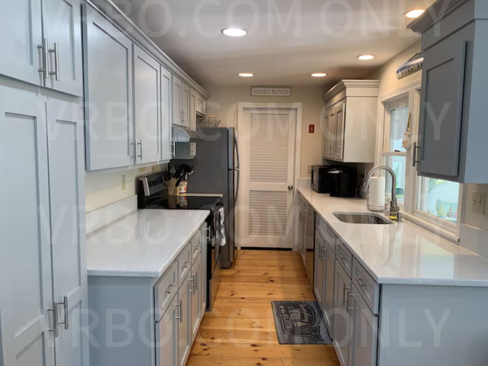 New kitchen quartz countertops and cabinets refaced in winter of 2023