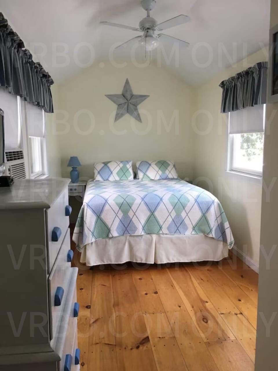 Back bedroom - queen - leads out to deck