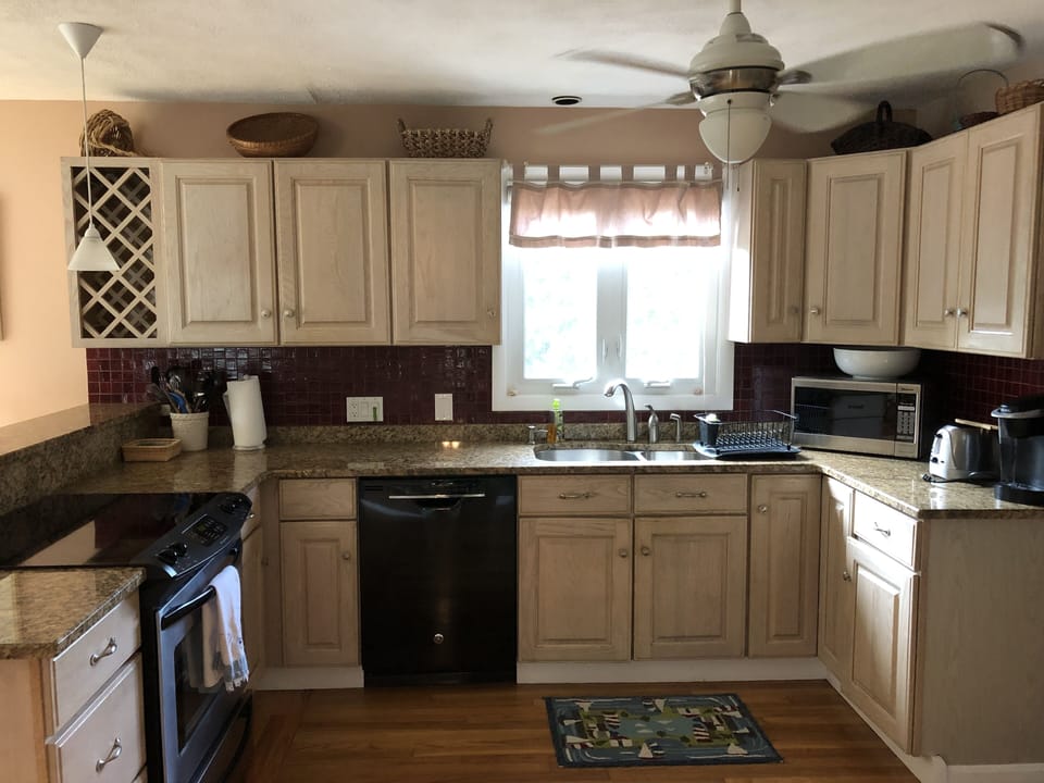 Sunny & bright kitchen