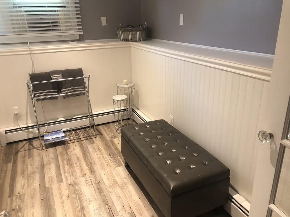 Comfortable spacious full bath off King size bedroom 