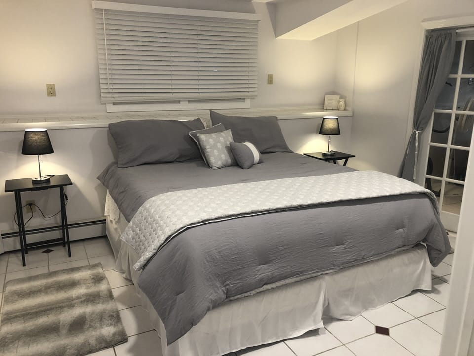 King bedroom (lower level) Quiet with super comfy bed