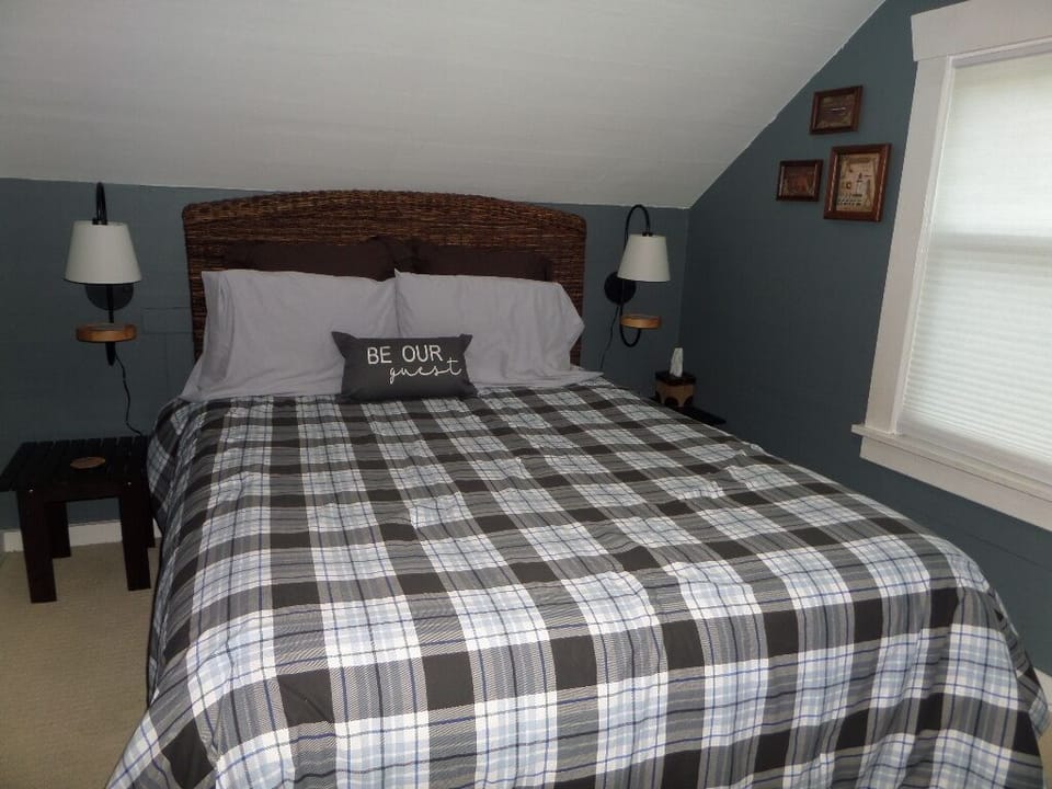 Upstairs Bedroom - Captains quarters