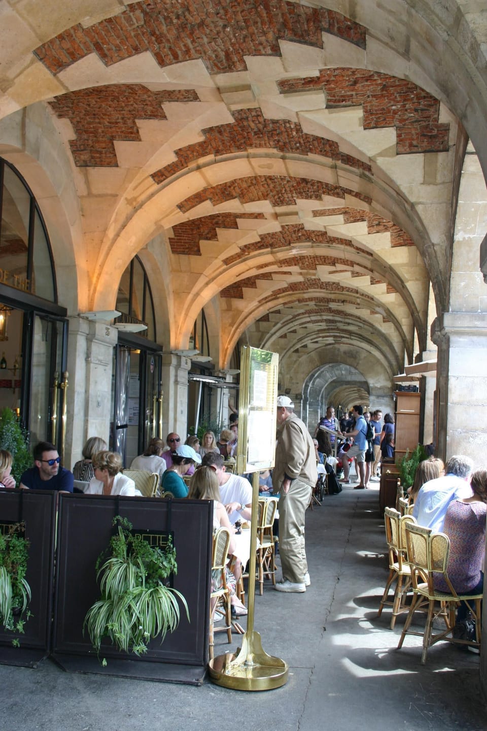  A few steps away, la Place des Vosges