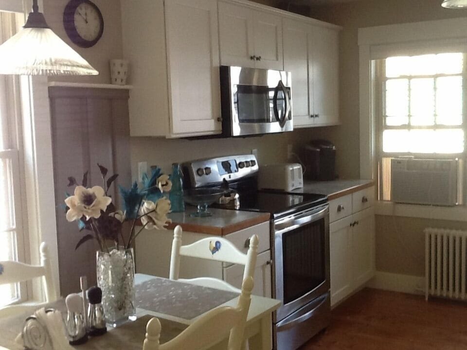 Full kitchen, table with four chairs
