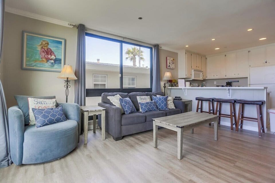 Corner unit with lots of light, queen sofa bed, bar seating for 3, coffee table