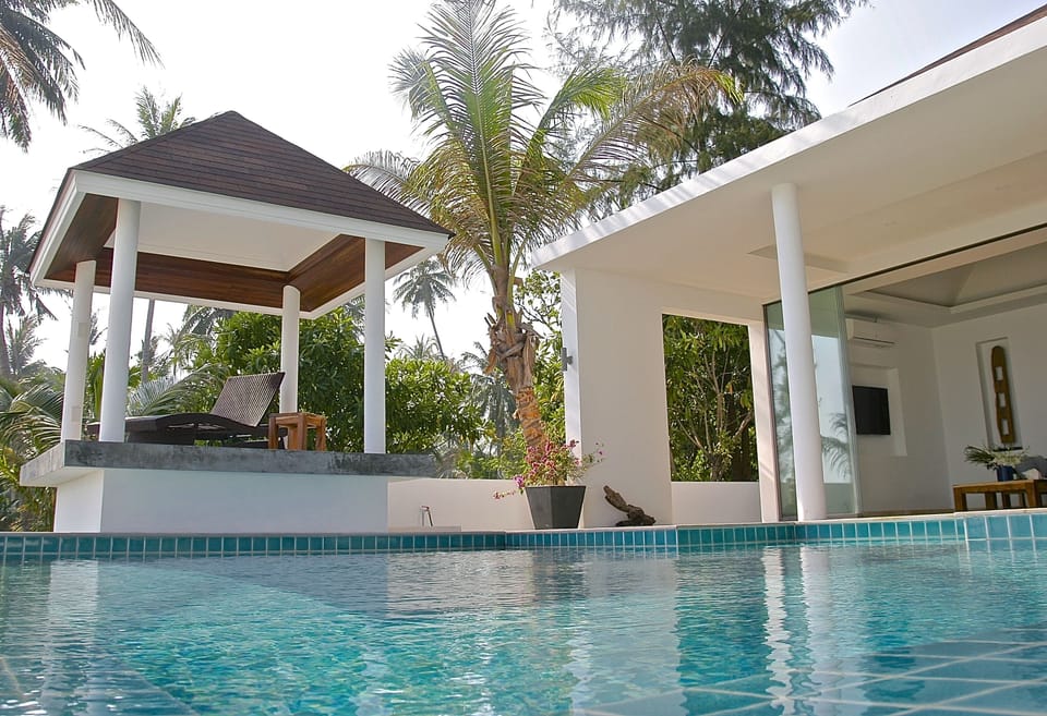 Beautiful Beachfront 3 BRM, private pool