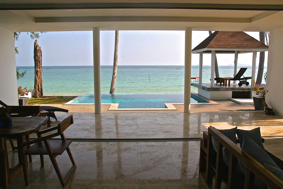 Beautiful Beachfront 3 BRM, private pool