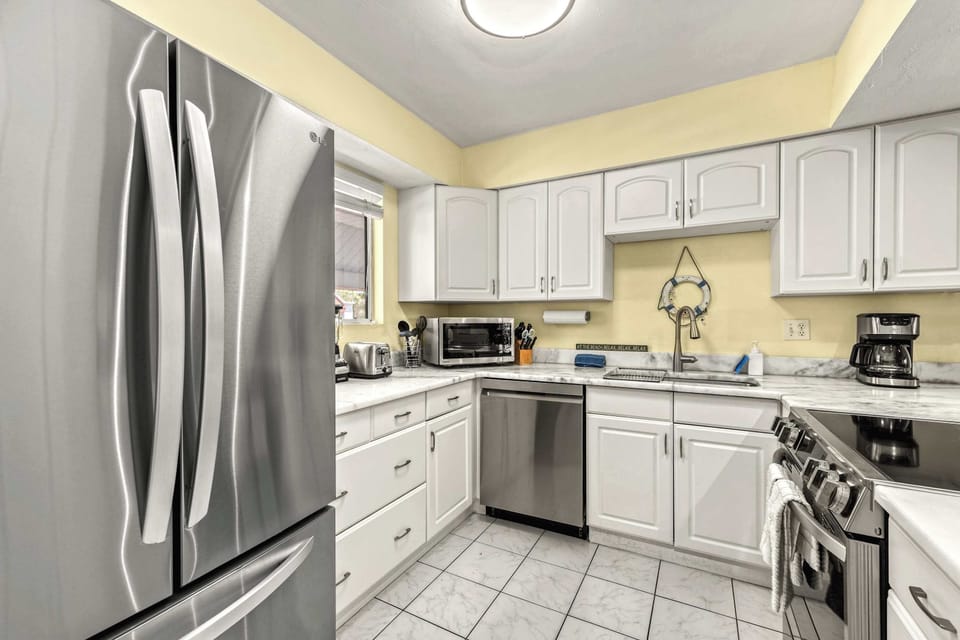 Fully Stocked Kitchen – Dine In or Pack a Beach Picnic