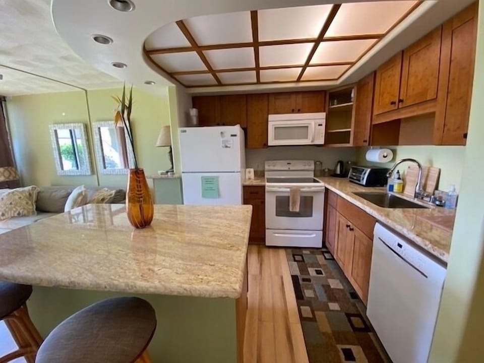 Full kitchen