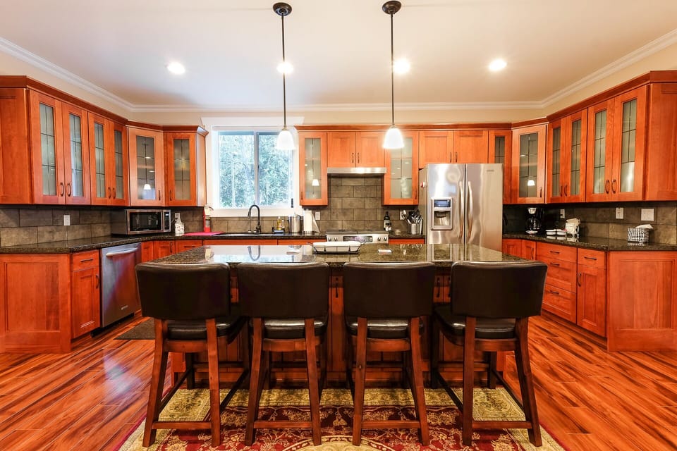 Kitchen with Island and eating bar