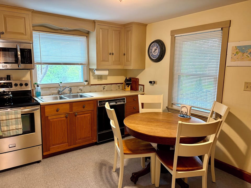 Eat in, fully stocked kitchen