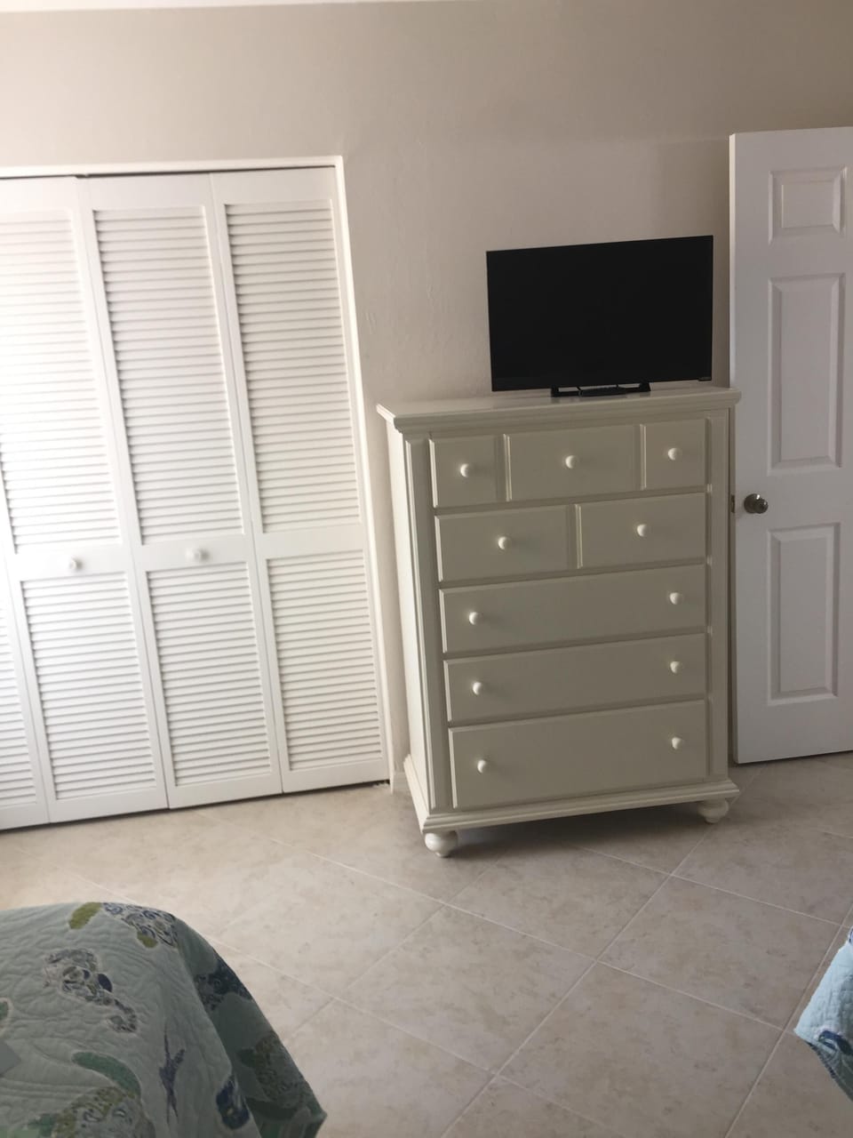 2nd bedroom w/ flat screen tv