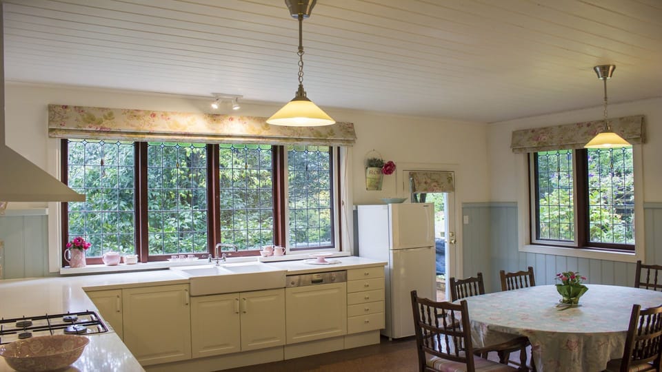 Fully equipped kitchen for dining in!