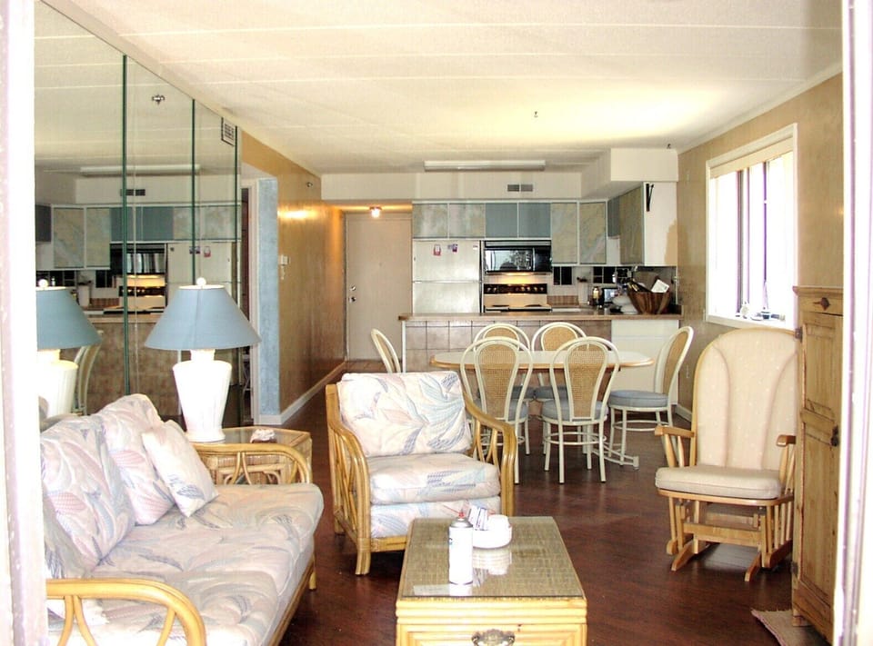 Living Room LOOKING TOWARD KITCHEN IN BACKGROUND
