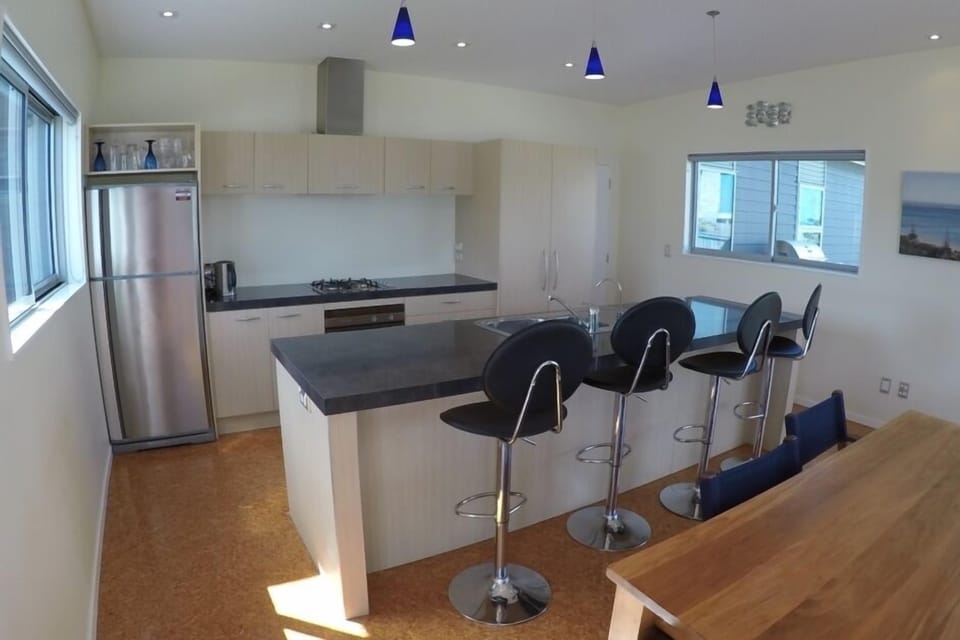 Fully featured kitchen with fridge/freezer and double drawer dish washer