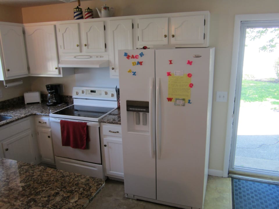 NEW 2013 Whirlpool Fridge Side-Side,
Icemaker, Filtered Water, 26.4 cu. ft.