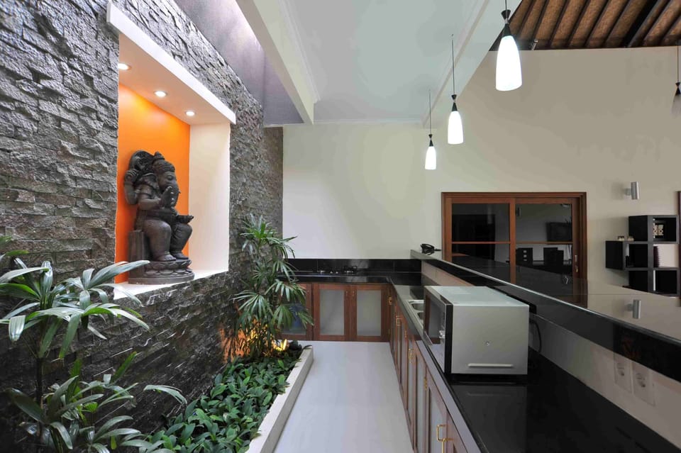4 Bedroom villa w/ Breakfast, Seminyak