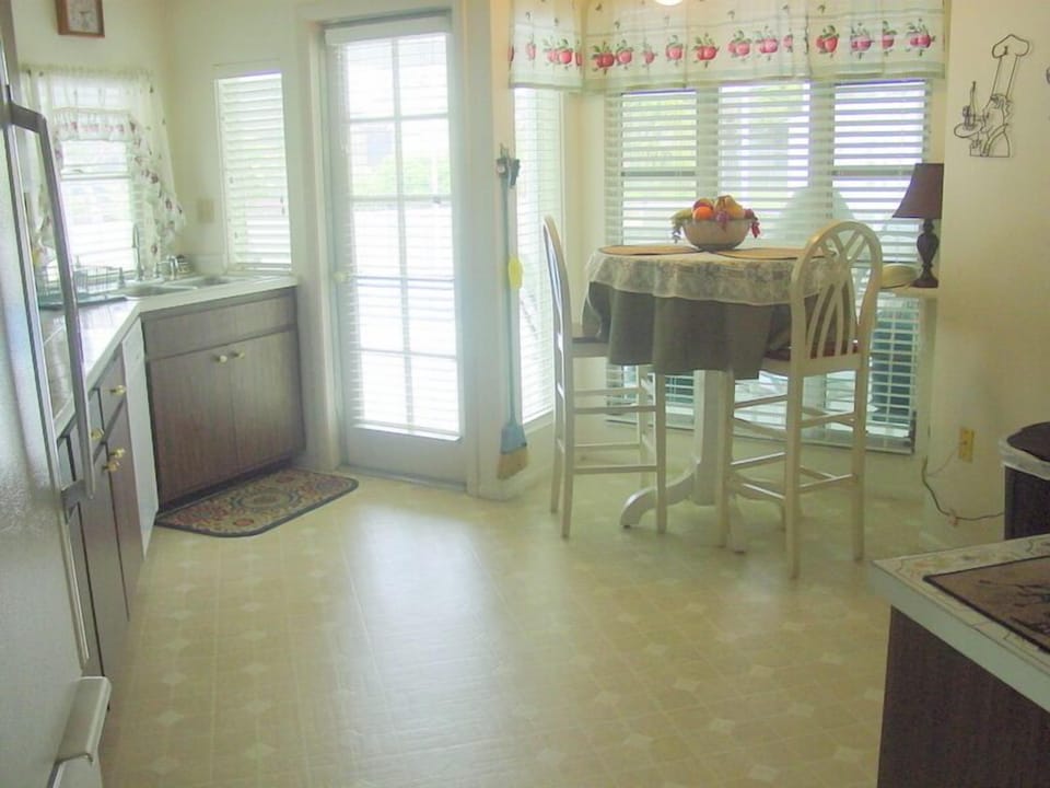eat in kitchen
