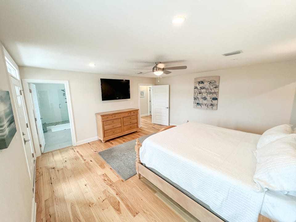 Top/3rd Floor King Bedroom (2)