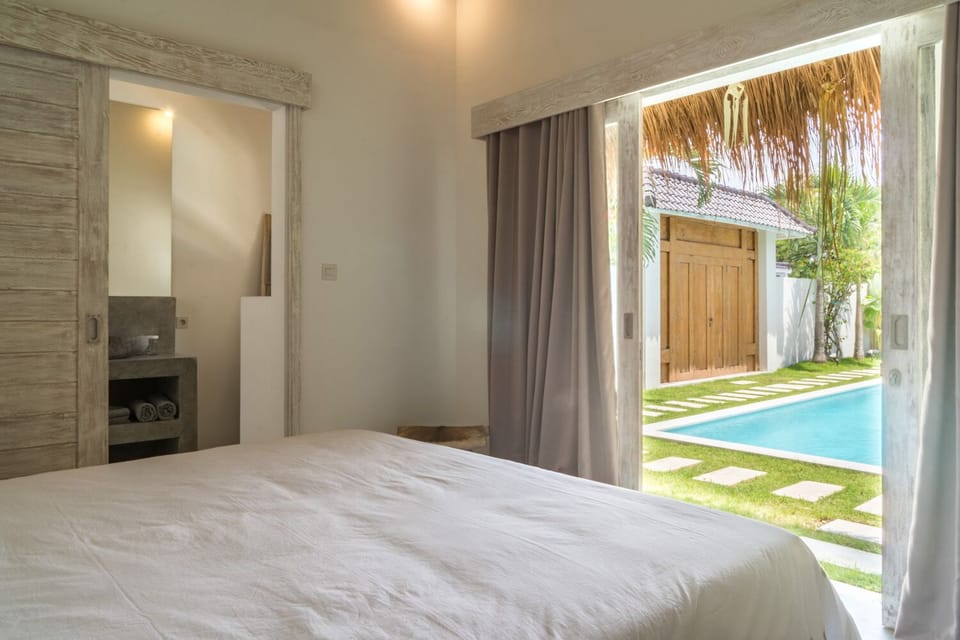 Beautiful 4 BR villa in Seminyak square