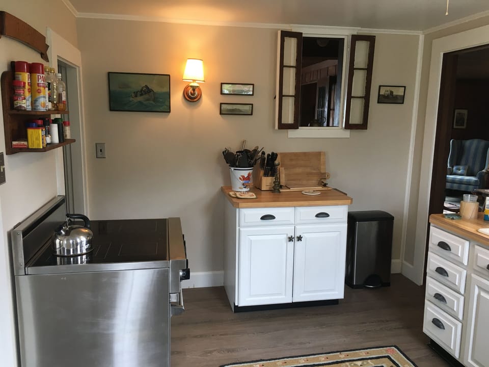 Area of kitchen with Viking stove

