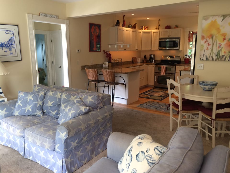 Living room & kitchen table (seats 6)