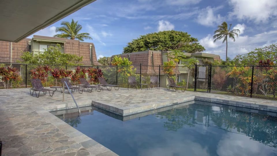 Relax by the pool - Pa'ani is just the right distance from the pool, a short walk, yet you seldom hear it.