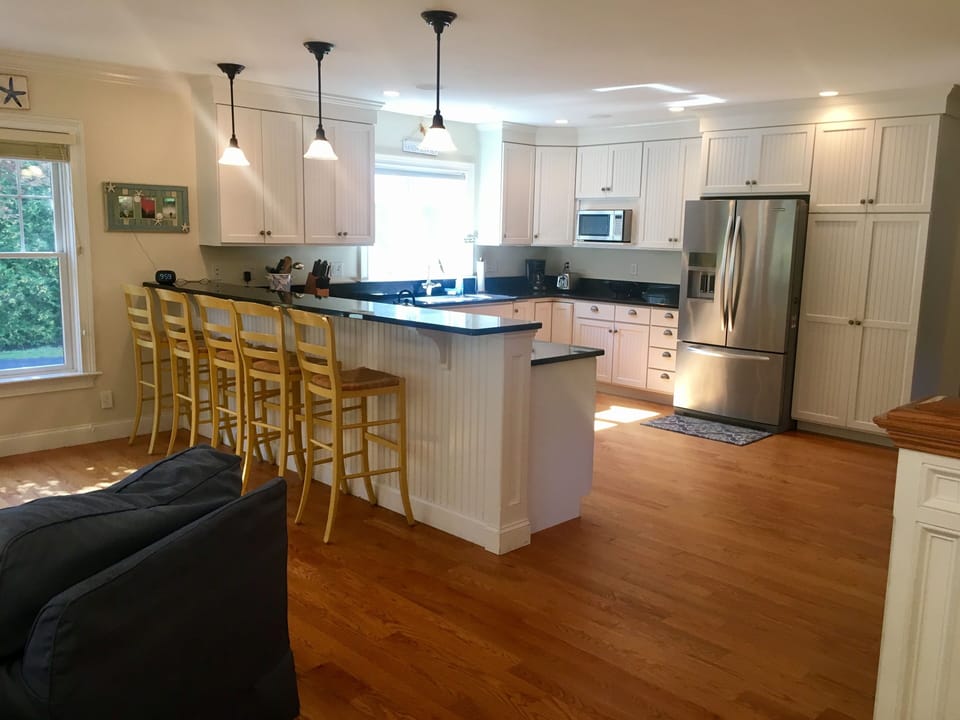 Kitchen with Eat in Bar