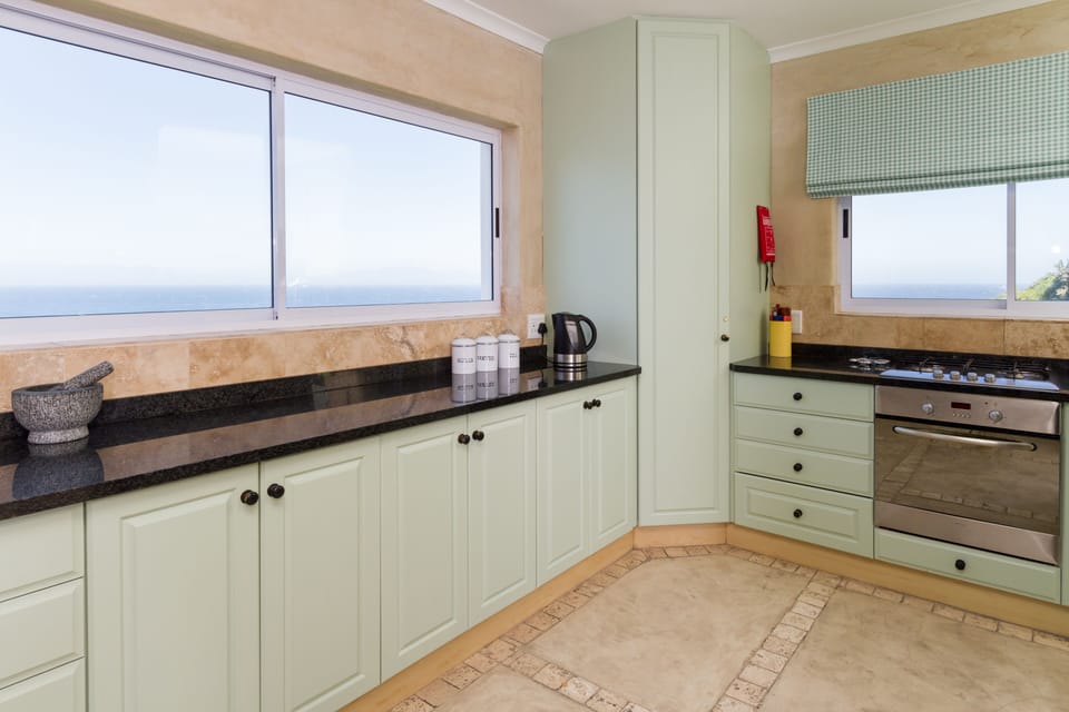 Fully fitted, bright & sunny 