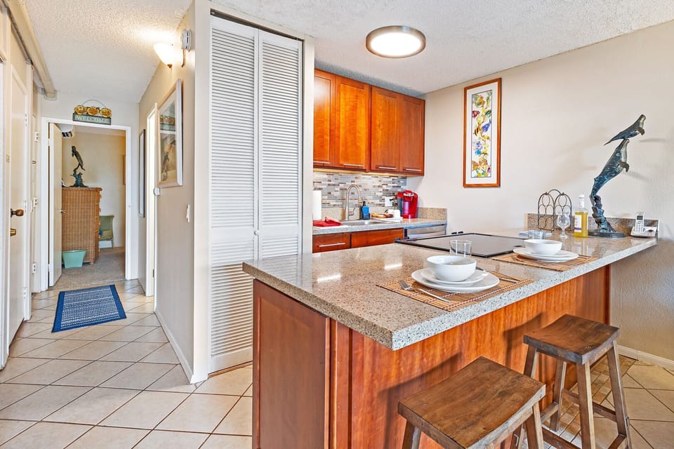Fully stocked remodeled kitchen: pots/pans, dishes, glasses, etc.