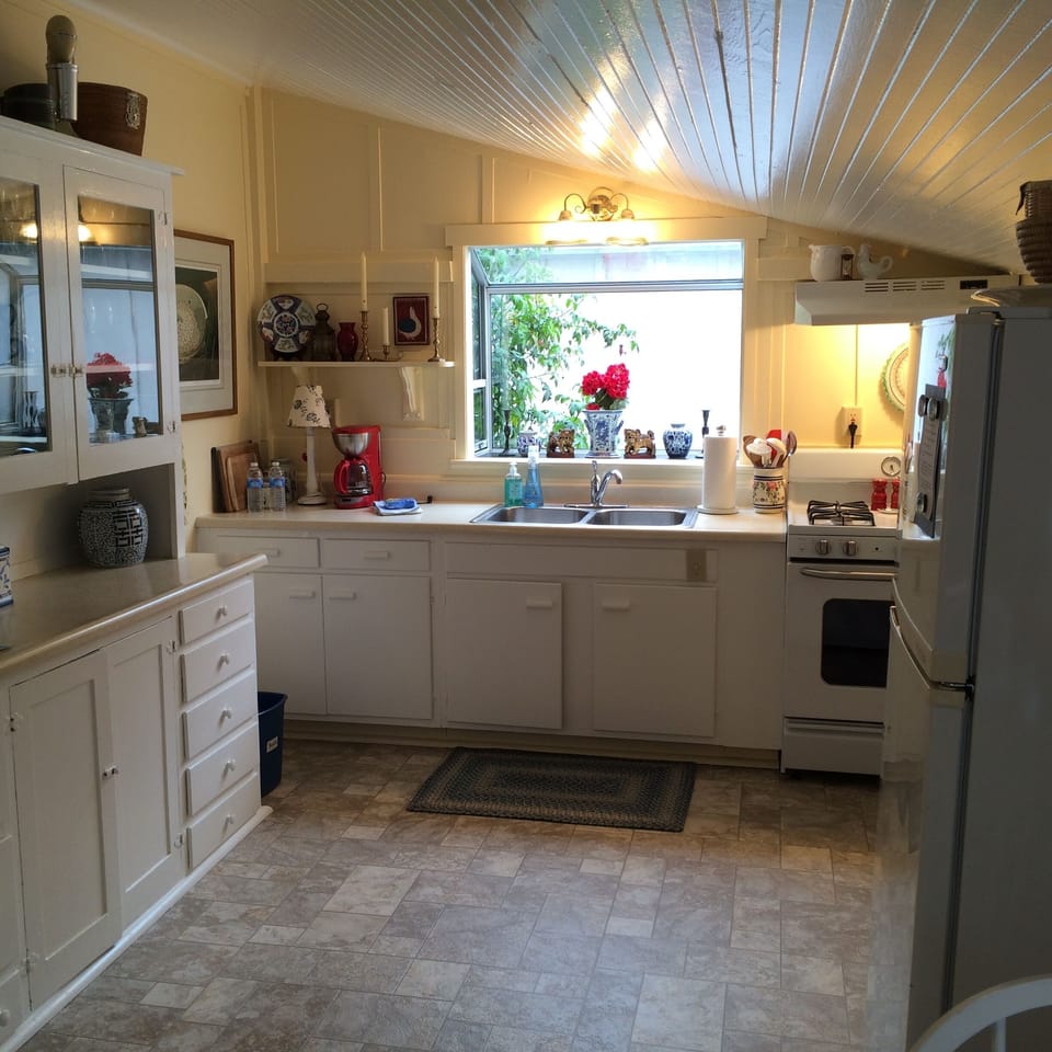 Enjoy the large fully equipped country kitchen 