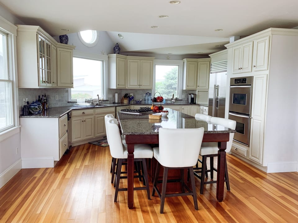 Fully Equipped Kitchen, Sub Zero Refrigerator, Gas Cooktop, Filtered Water