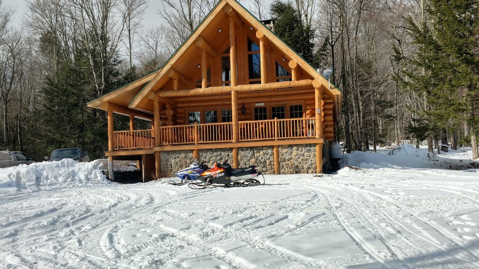 Direct Vast snowmobile access. Right on the trail
