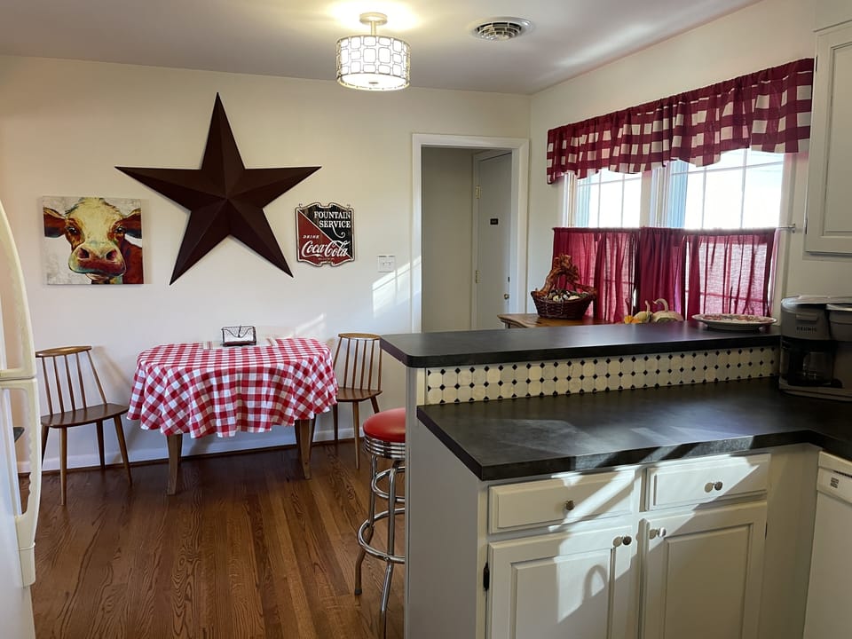 Fully equipped kitchen with breakfast area. 