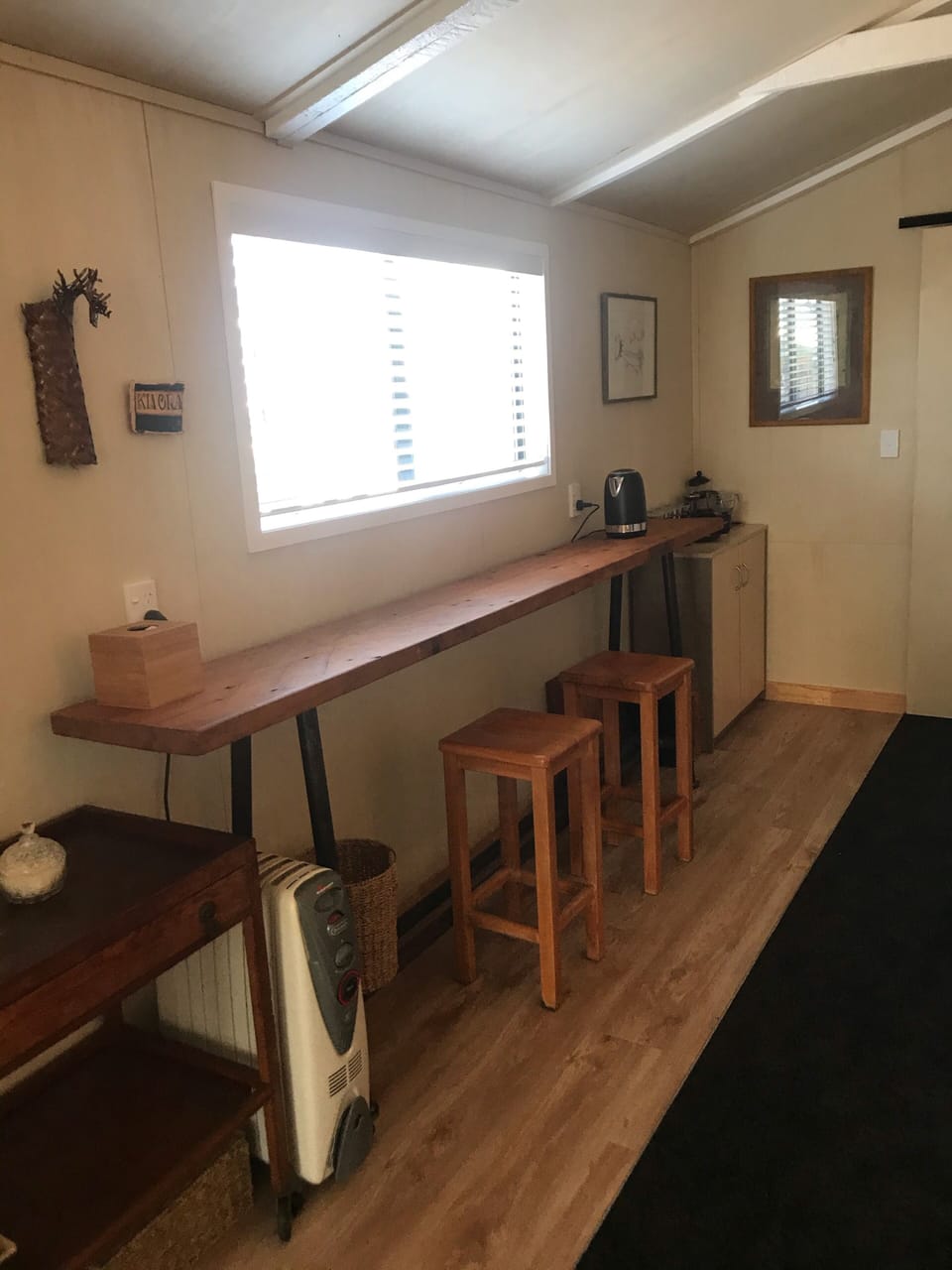 Small studio bench space. Tea and coffee facilities. 