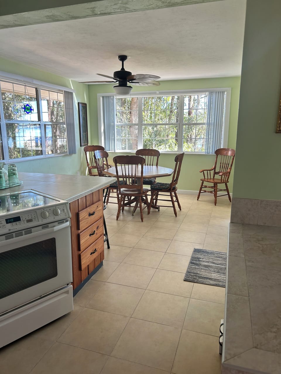 Kitchen & dining area, master suite, north end, electric oven, fridge, d/w