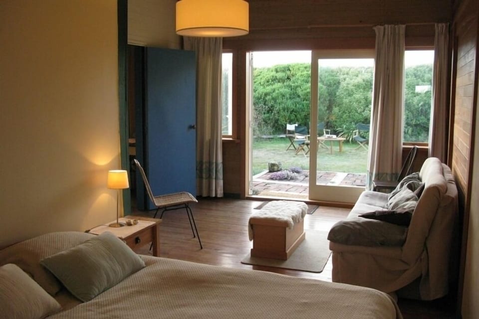 Sun room / main bed - relax and unwind here!