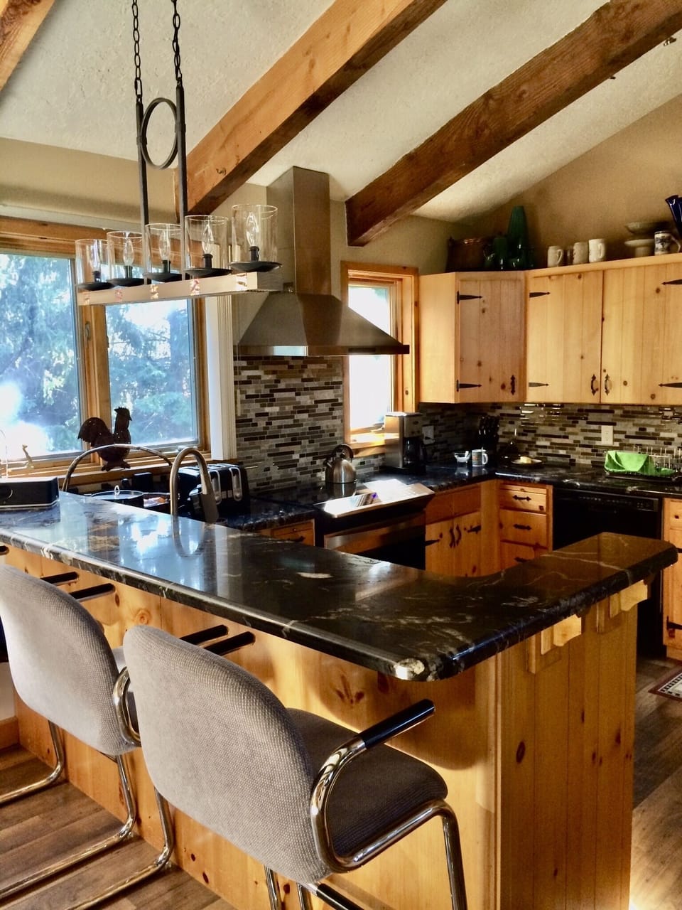 Bar and fully equipped kitchen
