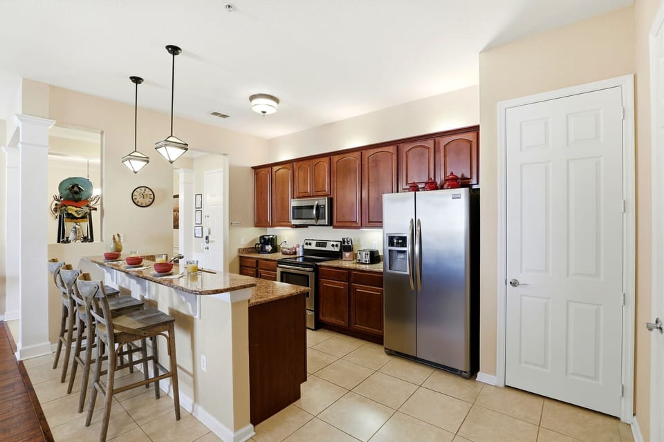 Another view of the kitchen!