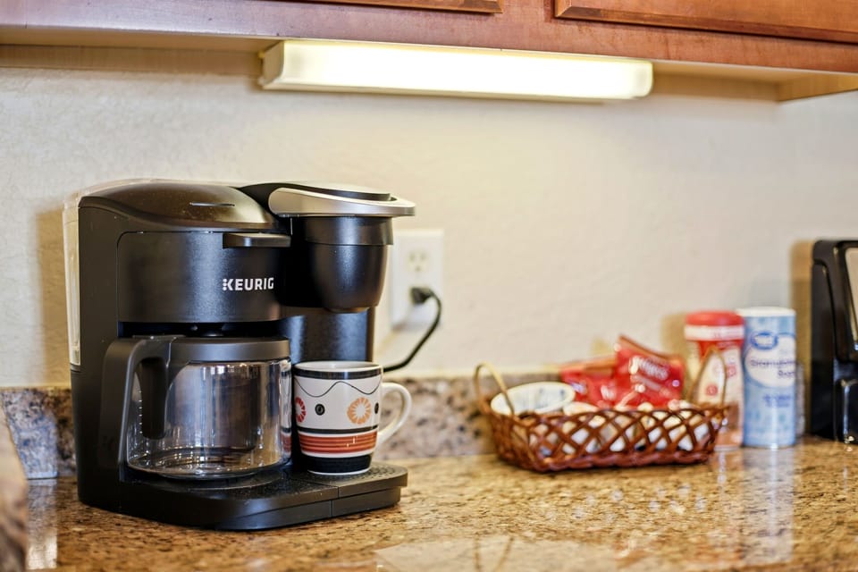 Dual coffee maker station (Keurig Pod).