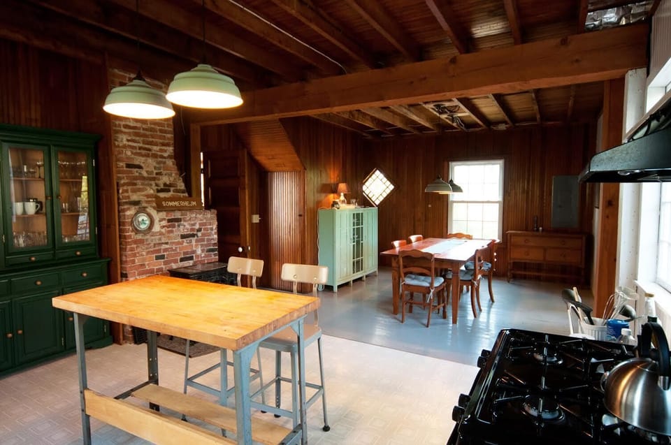 Large, open Kitchen and dining area.