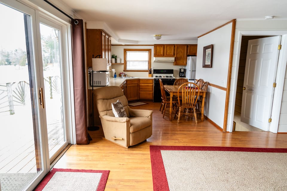 Kitchen with seating for six, full size appliances 