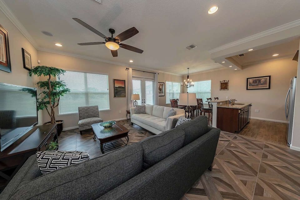 Spacious open living area
Comfortable group seating
Smart TV + entertainment