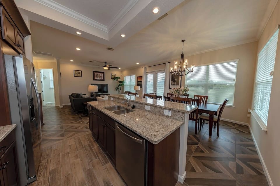 ✔ Fully equipped kitchen
✔ Large island with seating
✔ Ideal for cooking & group hangouts