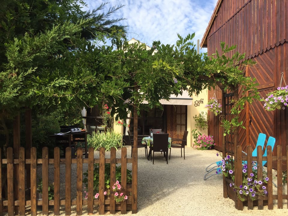 Front of Le Petit Bijou